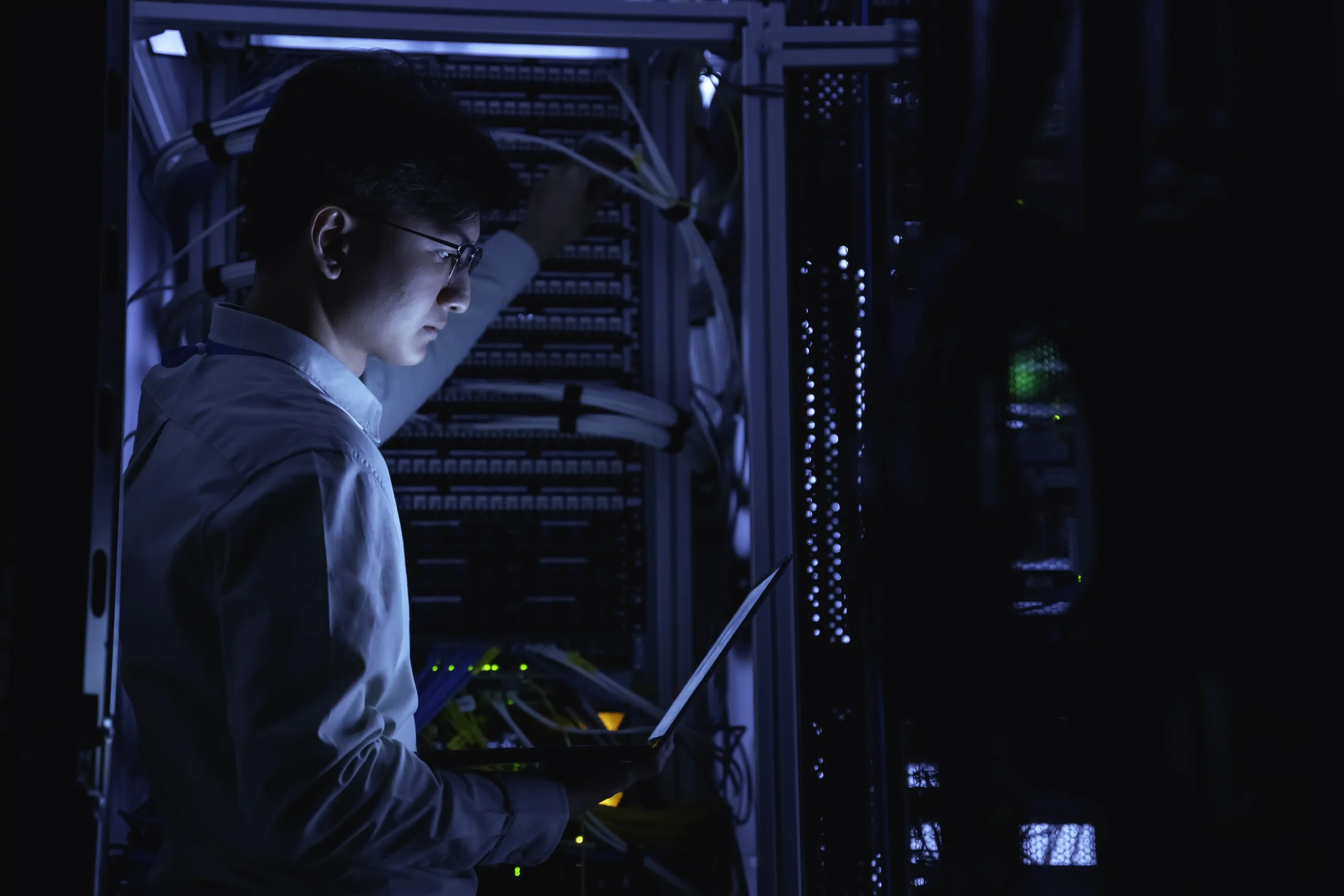 computer-engineer-is-setting-up-network-server-roomsystems-maintenance-technicianmale-engineer-working-server-room-modern-data-center (1)